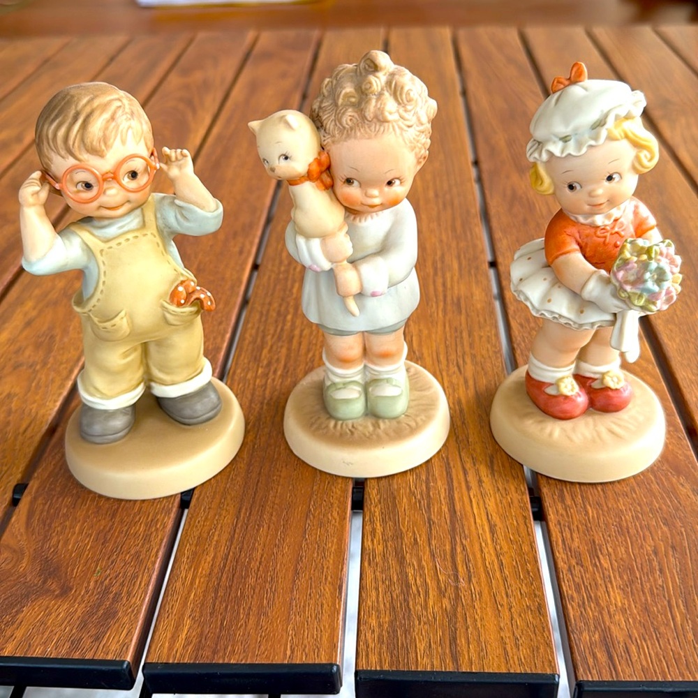 Memories of yesterday, collectibles set of three adorable figurines